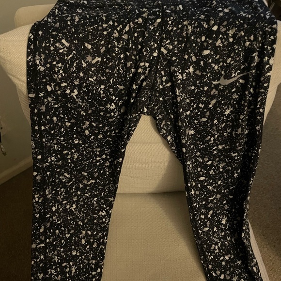 Nike women’s Capri women’s leggings size medium - Picture 3 of 4